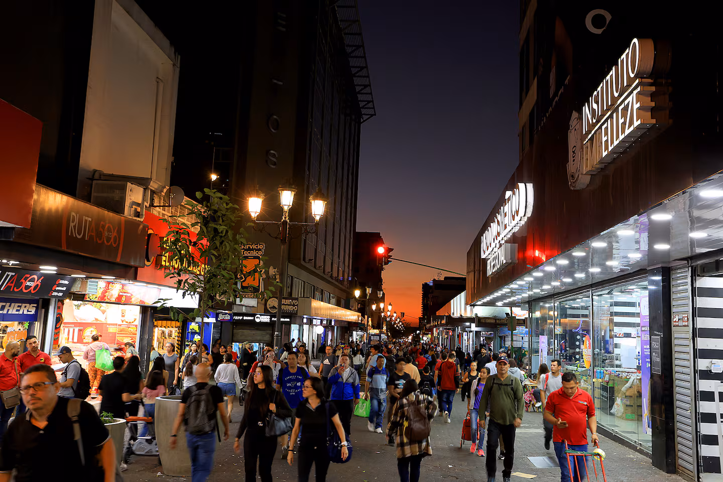 Panorámica urbana de Costa Rica en artículo sobre crecimiento económico 2026 y 2027