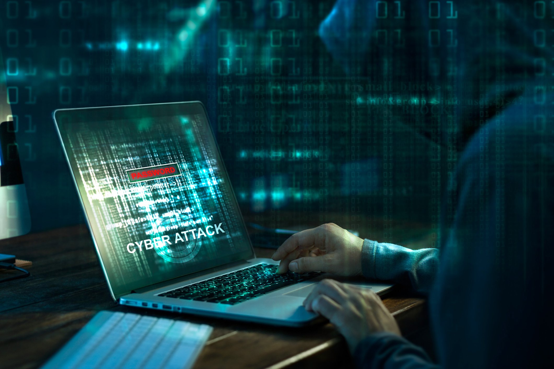Especialista en ciberseguridad analizando código malicioso