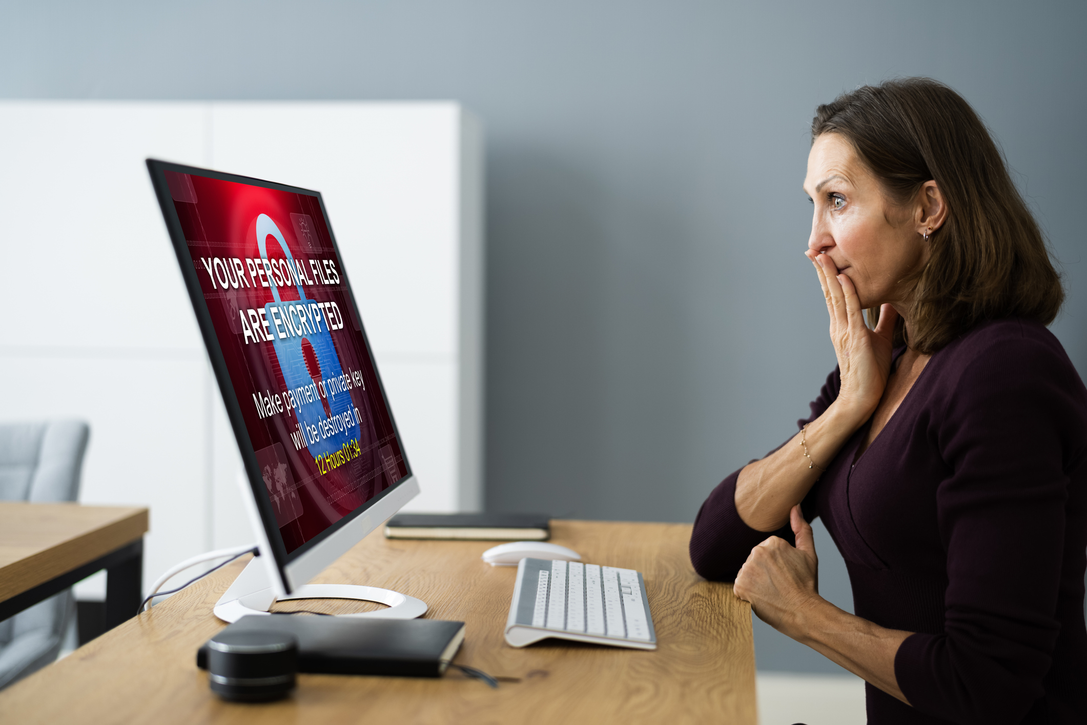 Ciberataque empresarial - hacker accediendo a sistemas corporativos